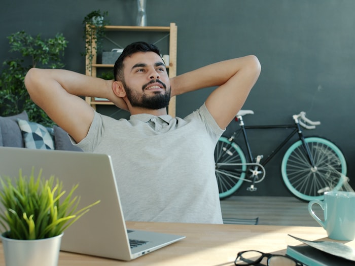 Emprendedor trabajando feliz en su oficina con laptop